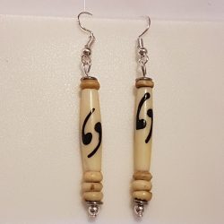 Kézzel festett csont fülbevaló.