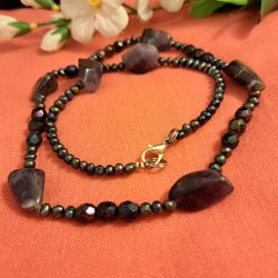 Ametiszt és édesvízi tenyésztett gyöngy nyaklánc.