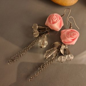 Iparművész kristály fülbevaló szatén rózsával 