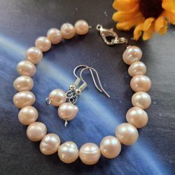 Édesvízi gyöngy karkötő és fülbevaló.