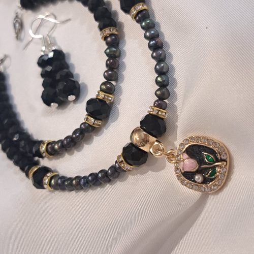 Tenyésztett gyöngy és kristály nyaklánc, fülbevaló és karkötő