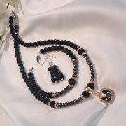 Tenyésztett gyöngy és kristály nyaklánc, fülbevaló és karkötő