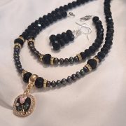 Tenyésztett gyöngy és kristály nyaklánc, fülbevaló és karkötő