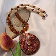 Borostyán és fa nyaklánc – természetes borostyán ékszer, kézzel készült fa elemekkel, antik gyöngysor, kézműves ásvány ékszer