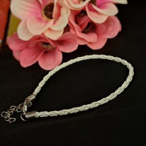 Diszkrét és elegáns bőrkarkötő /fehér/
