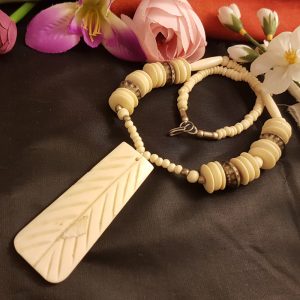 Csont gyöngysor 7 cm-es medállal.