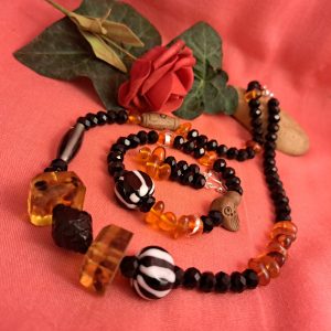 Borostyán és kristály nyaklánc + fülbevaló + karkötő, az önbizalom köve. 