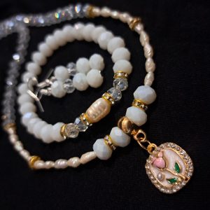 Édesvízi tenyésztett gyöngy és kristály nyaklánc. karkötő és fülbevaló