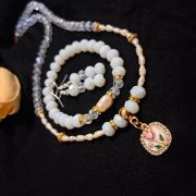 Édesvízi tenyésztett gyöngy és kristály nyaklánc. karkötő és fülbevaló