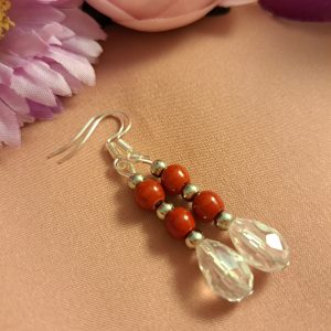 Korall és kristály fülbevaló bőség köve.