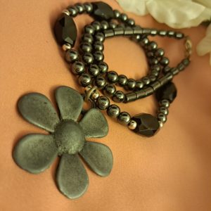 Hematit, Magnetit és Onix nyakék  antik medállal.