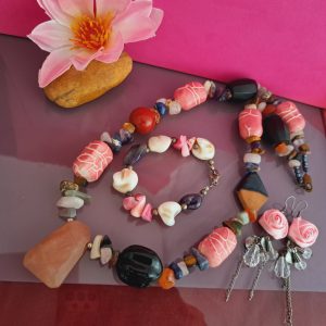 Drágakő és kerámia szett, fiatalos, elegáns egyedi és látványos.