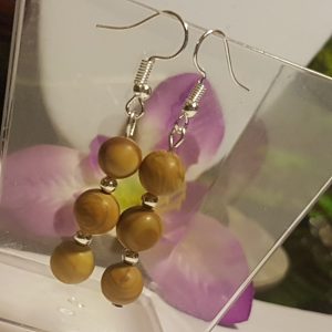 Jáde fülbevaló 0,8 cm-es gyöngyök.