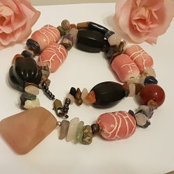 Drágakövek és antik porcelán gyöngyök.