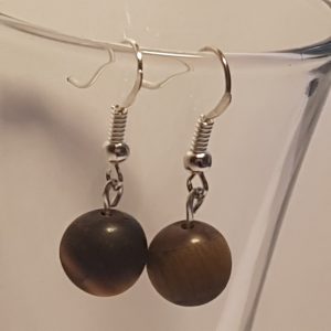 Tigrisszem fülbevaló 0,8 cm-es gyönggyel.