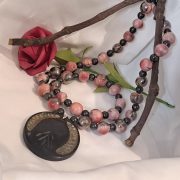 Magnetit és porcelán nyaklánc és karkötő.