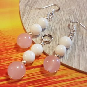 Rózsakvarc és porcelán fülbevaló és medál.