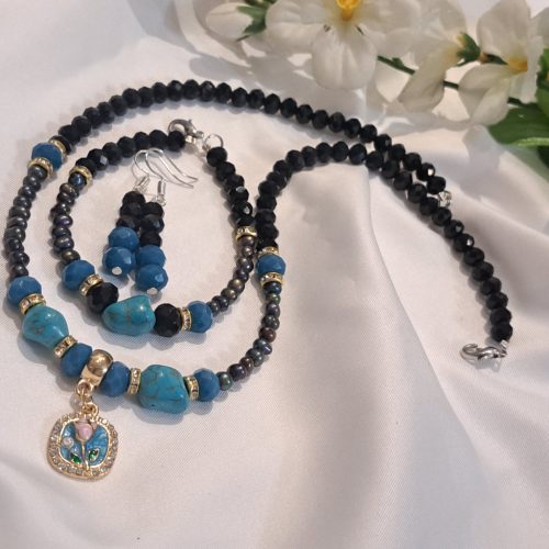 Türkinit, kristály és édesvízi gyöngy nyaklánc, fülbevaló és karkötő szett