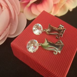 Ezüstözött Cirkon cica fülbevaló.