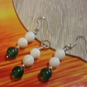 Obszidián és porcelán fülbevaló és medál. 