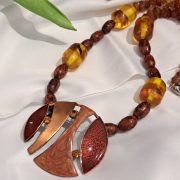 Antik Borostyán és kerámia nyaklánc tűzzománc medállal, egyedi, kézműves, újrahasznosított