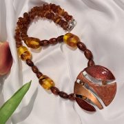 Antik Borostyán és kerámia nyaklánc tűzzománc medállal, egyedi, kézműves, újrahasznosított